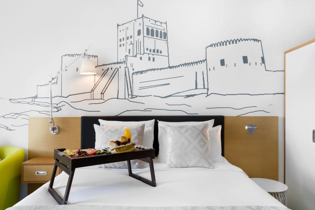 Postel nebo postele na pokoji v ubytování Mercure Sohar