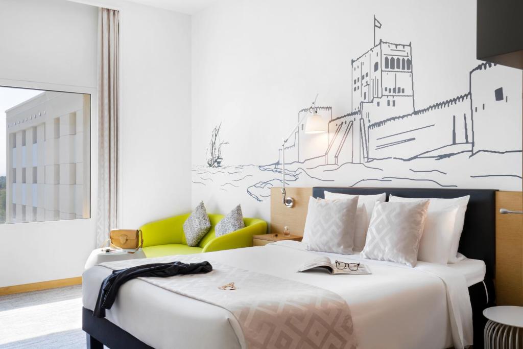 Postel nebo postele na pokoji v ubytování Mercure Sohar