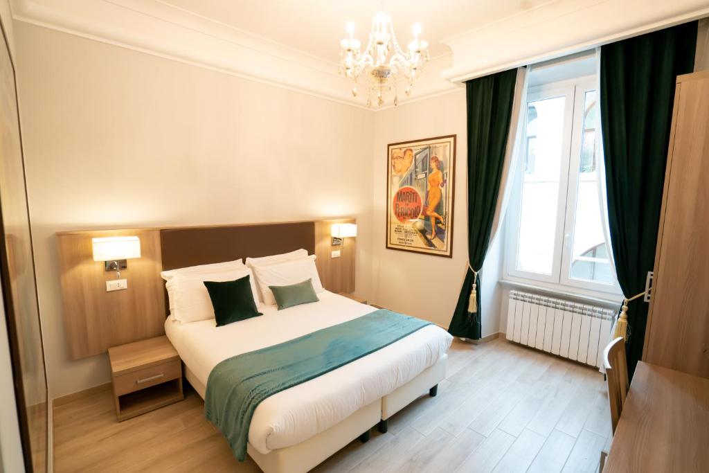 una camera da letto con un letto e un lampadario di Archi di Roma Guest House a Roma