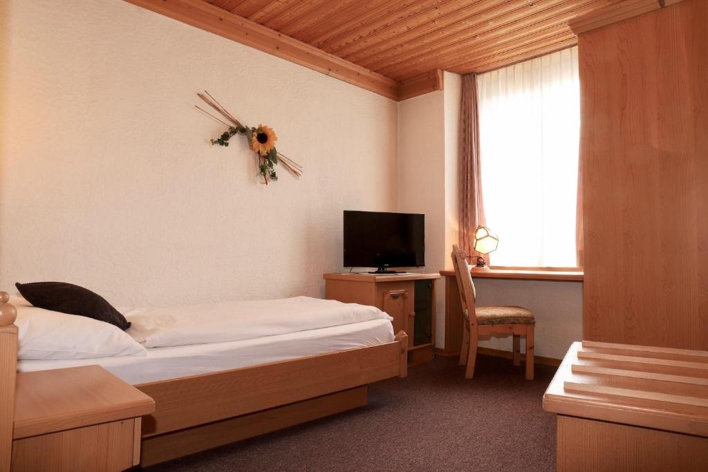 Postel nebo postele na pokoji v ubytování Hotel-Restaurant Weisses Kreuz