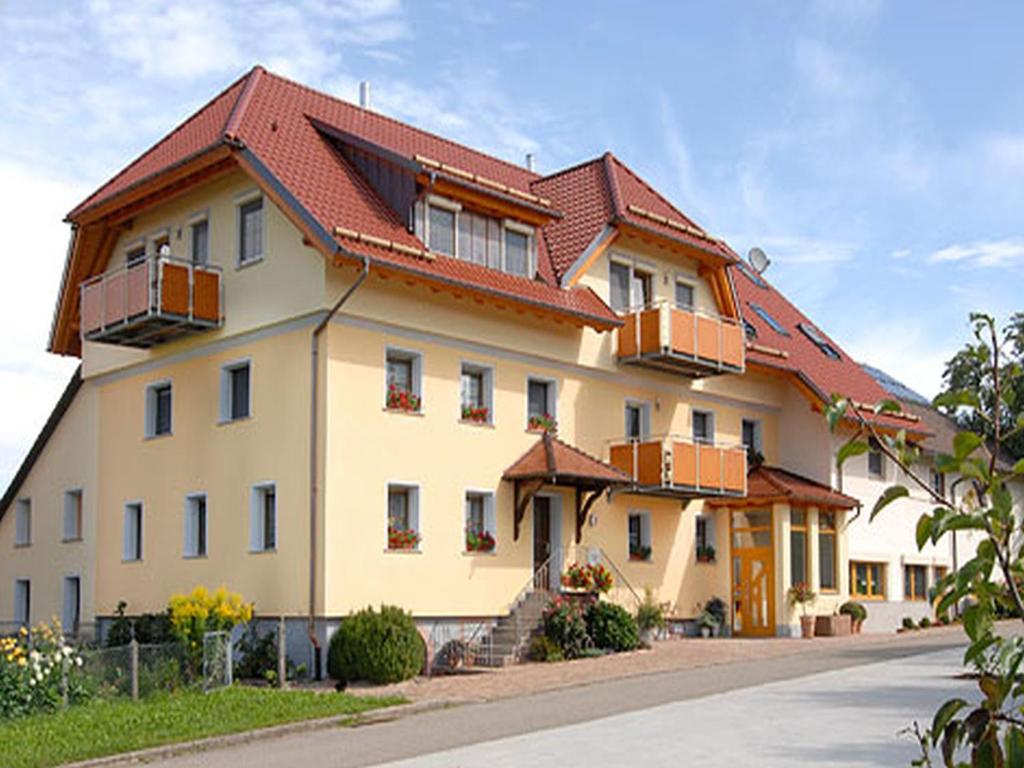 ein großes Haus mit rotem Dach in der Unterkunft Ferienhaus Bührer in Freiamt