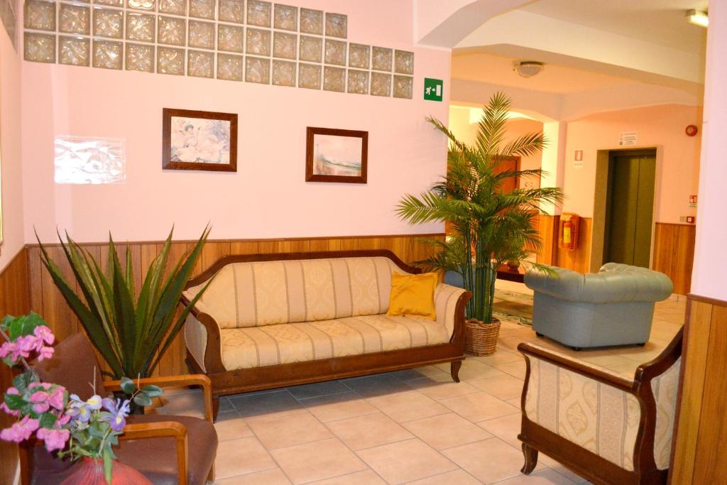 een woonkamer met een bank en een aantal planten bij Studio at Reggio Calabria 2 km away from the beach in Reggio di Calabria