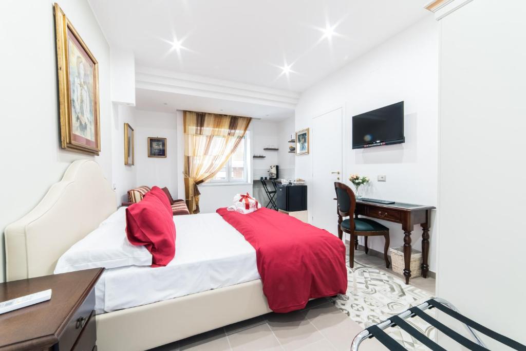 a hotel room with a bed and a desk and a computer at LE BERCEAU in Naples