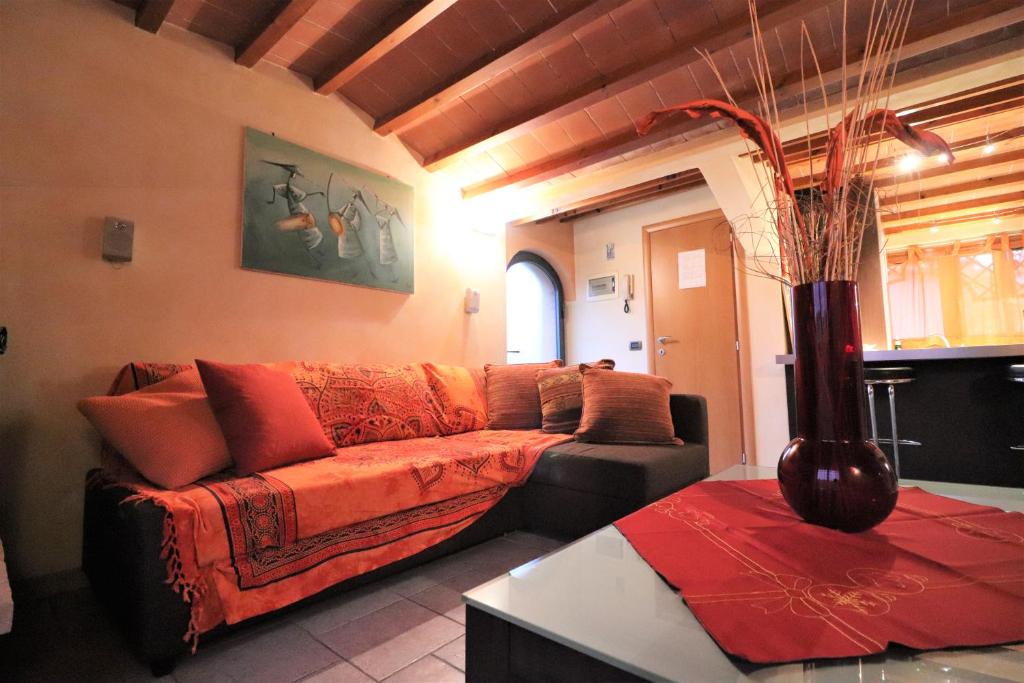 een woonkamer met een bank en een vaas bij Apartment Torri in Florence