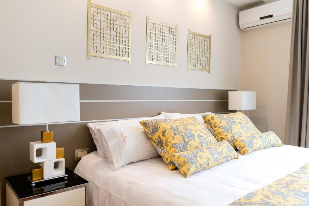 - une chambre avec un lit blanc et 2 oreillers dans l'établissement Sofia Soberana Hotel Boutique, à Bahía Blanca