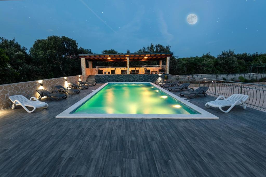 Bazén v ubytování Apartments Karen nebo v jeho okolí