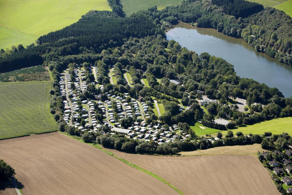 een luchtzicht op een parkeerplaats naast een meer bij KNAUS Campingpark Hennesee in Meschede