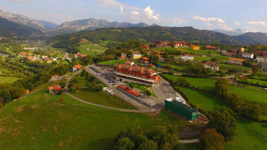 una vista aerea di una città in montagna di Hotel Restaurante Canzana a Pola de Laviana