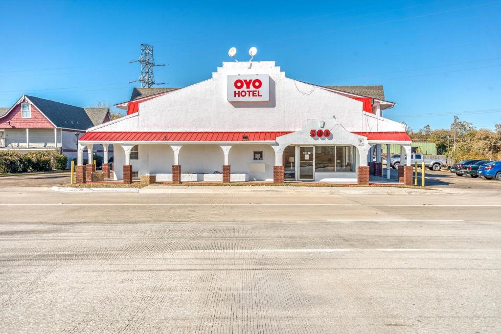 a coo motel sign on the front of a building at OYO Hotel Waco University Area I-35 in Waco