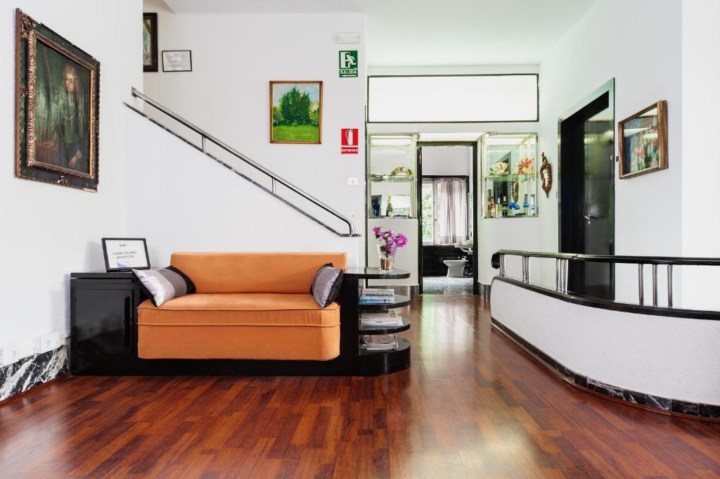 ein Wohnzimmer mit einem Sofa und einer Treppe in der Unterkunft Casa Vilaró Park Guell in Barcelona