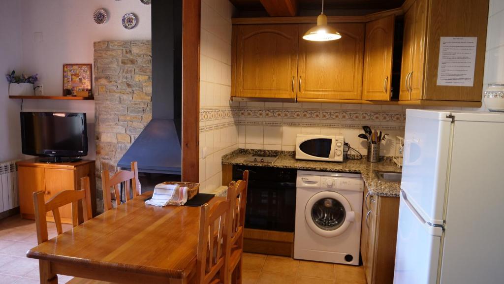 Kuchyň nebo kuchyňský kout v ubytování Apartaments Fontalba