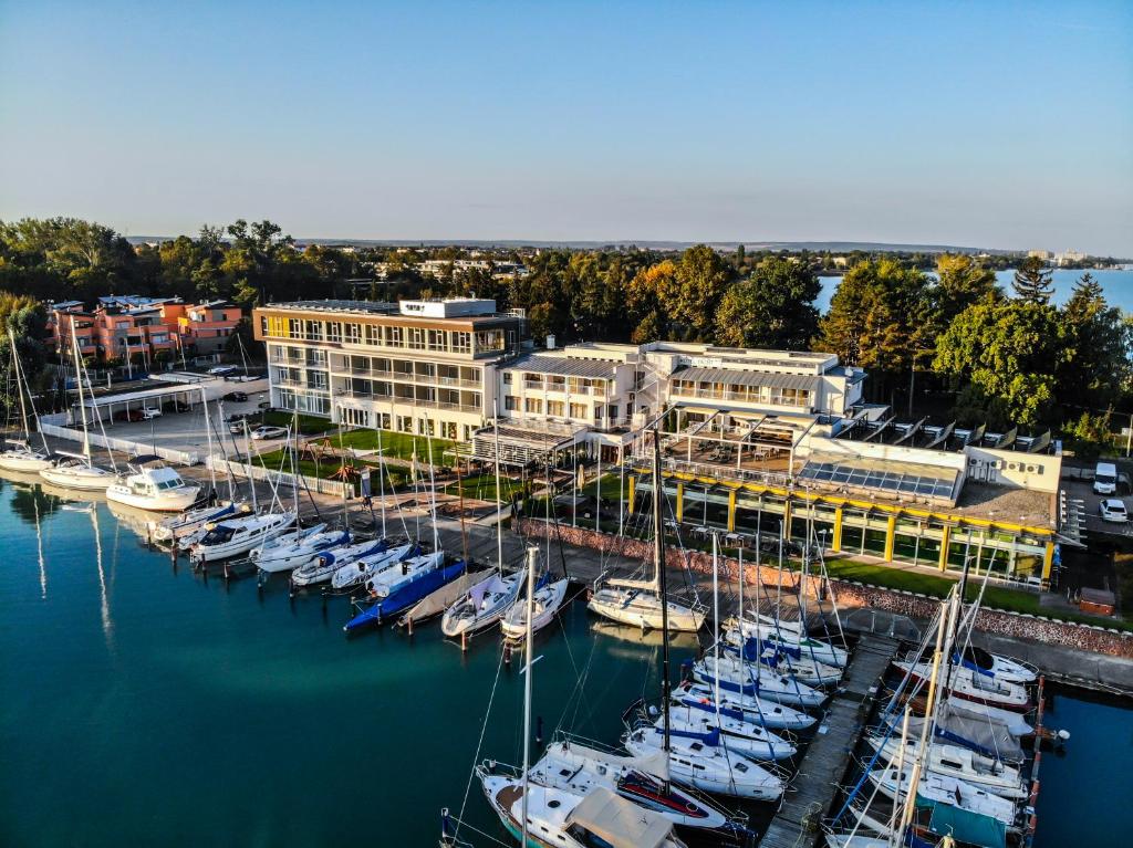 A bird's-eye view of Hotel Yacht Wellness & Business