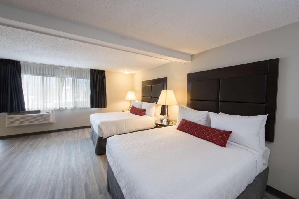 Postel nebo postele na pokoji v ubytování SureStay Hotel by Best Western Castlegar
