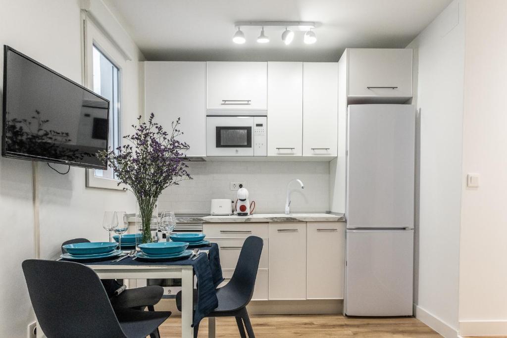 A kitchen or kitchenette at Waou Atocha I - Alquiler Corta Duración