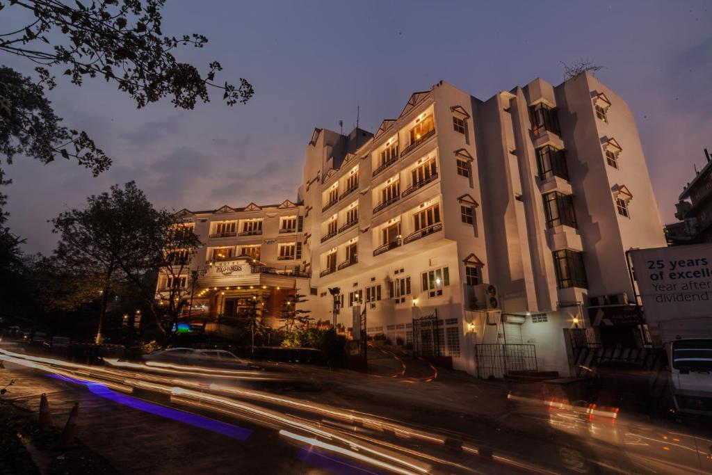 duży budynek z samochodami przejeżdżającymi w nocy w obiekcie Hotel Polo Towers Shillong w mieście Shillong