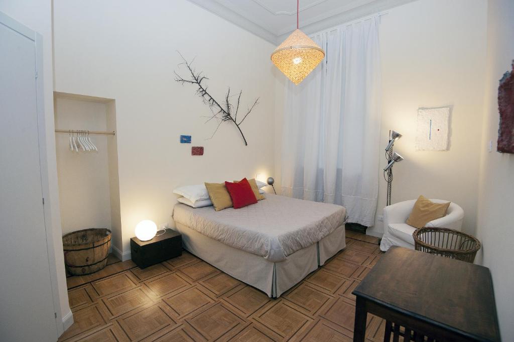 トリノにあるB&B Torino Crocettaのベッドルーム1室(ベッド1台、テーブル、椅子付)