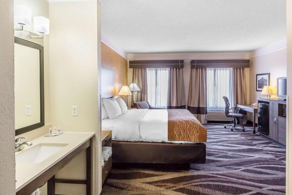 Comfort Inn near Frost Bank Center - King Room - Non-Smoking