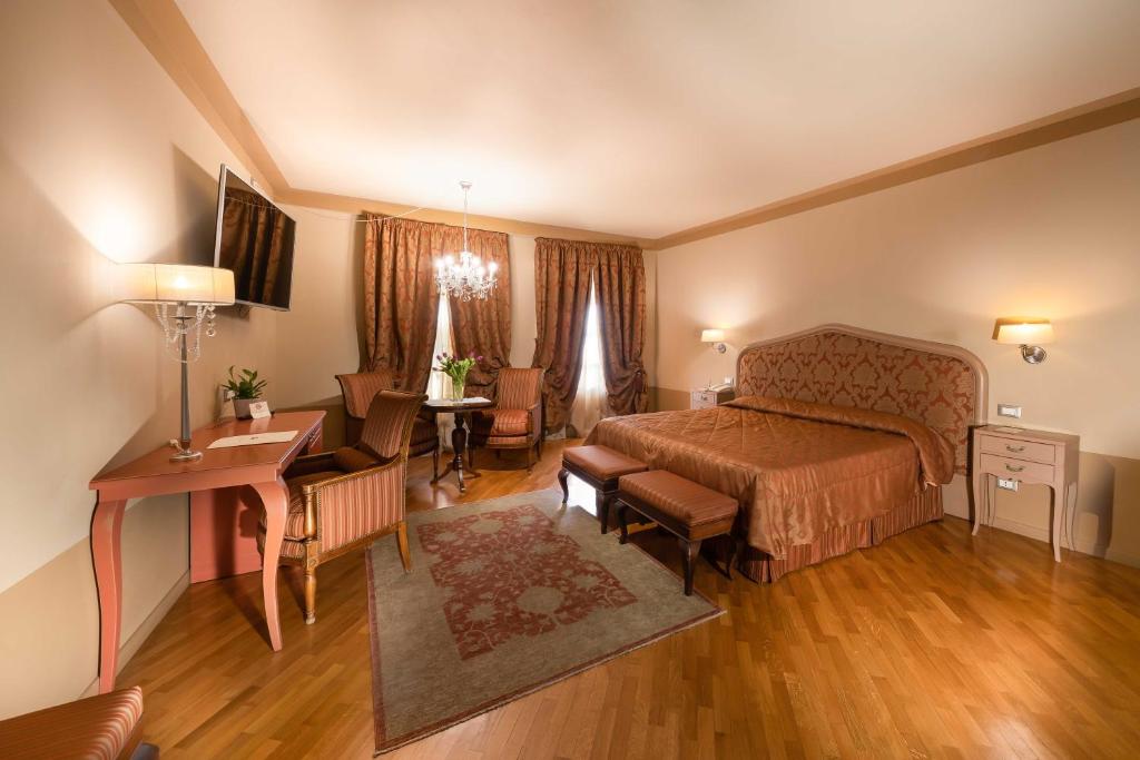 Postel nebo postele na pokoji v ubytování San Luca Palace
