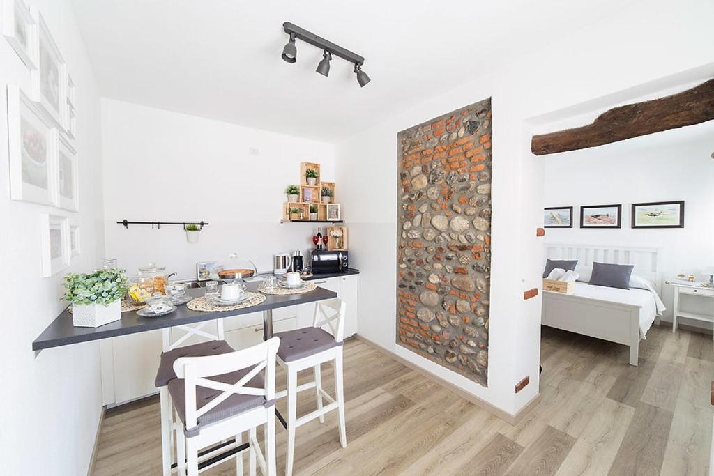 Il comprend une cuisine et un salon avec une table et des chaises. dans l'établissement Il Giuelìn Malpensa B&B, à Somma Lombardo