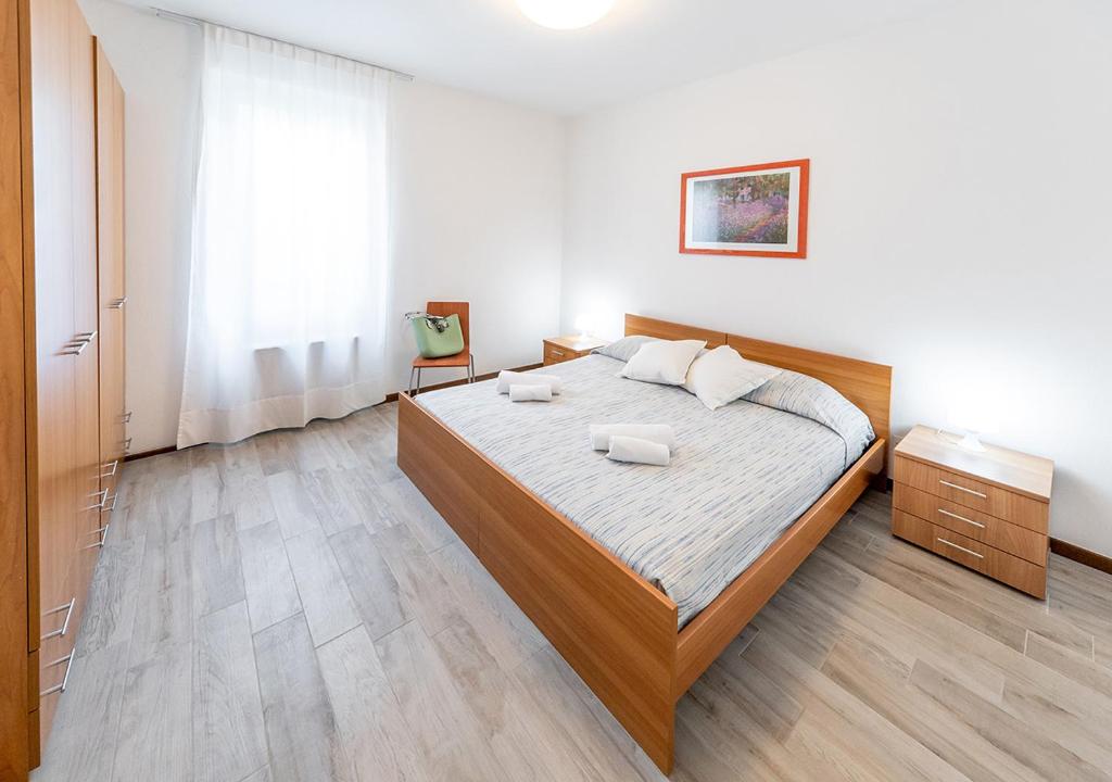 1 dormitorio con 1 cama grande en una habitación en Appartamenti Pratone, en Garda