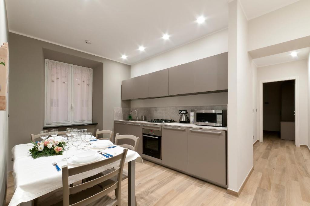 eine Küche und ein Esszimmer mit Tisch und Stühlen in der Unterkunft Casa marina in Genua