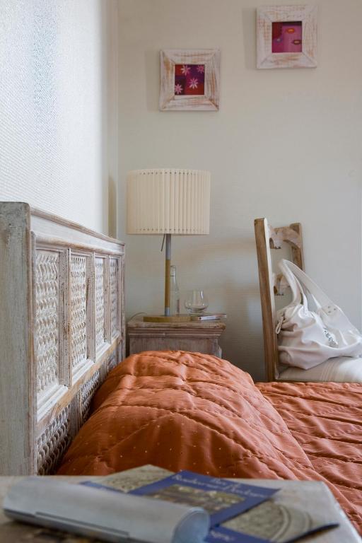 Postel nebo postele na pokoji v ubytování Logis hotel les flots bleus
