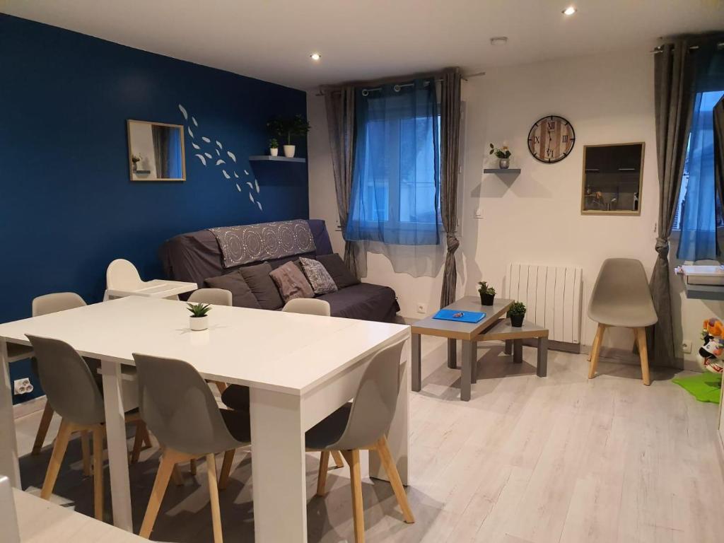 a living room with a table and a couch at Appartement Villiers sur Morin proche de Disneyland in Villiers-sur-Morin