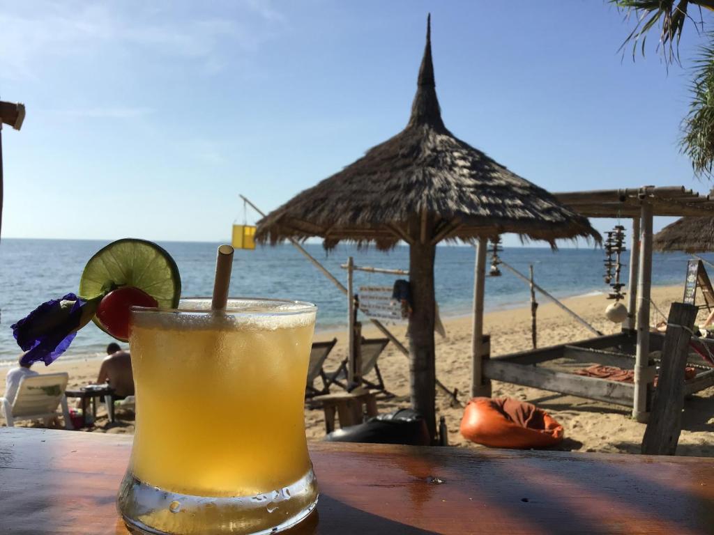 Nápoje v ubytování Coco Lanta Resort - SHA Extra Plus