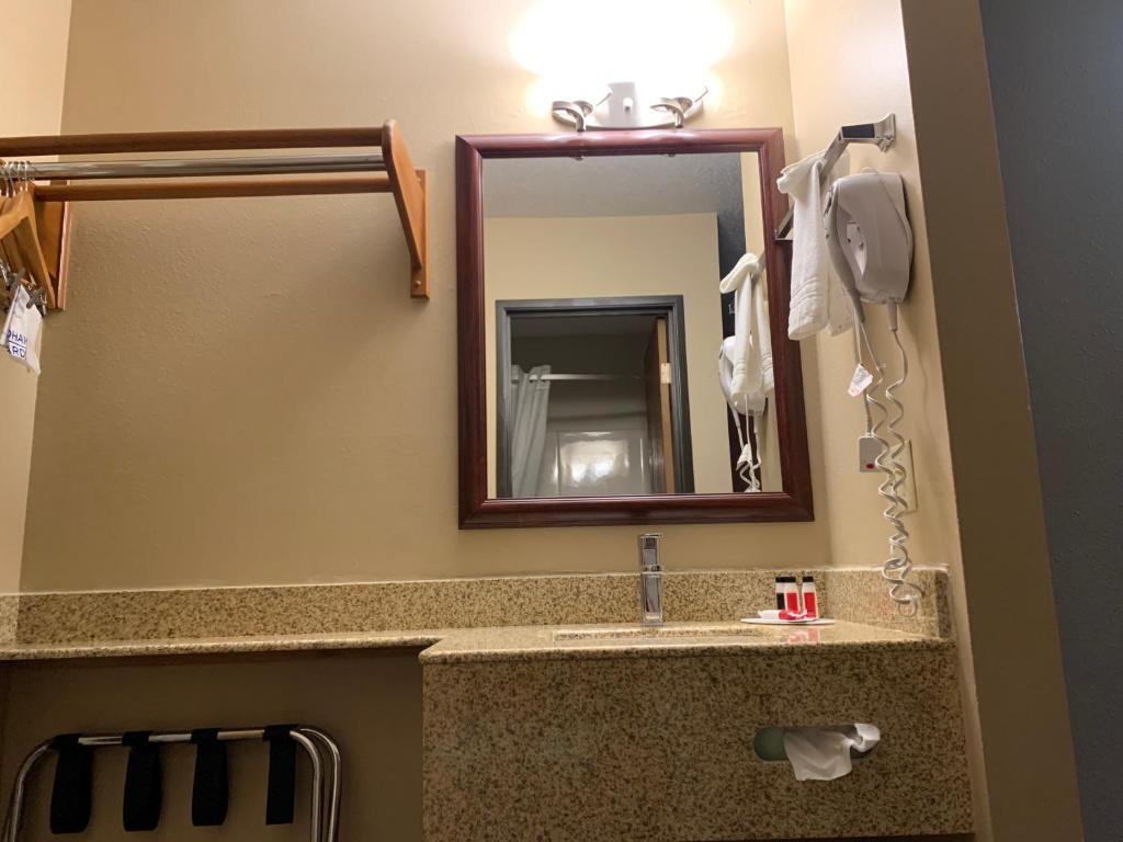 Super 8 by Wyndham Germantown/Milwaukee - Zimmer Mit Kingsize-Bett – Nichtraucher