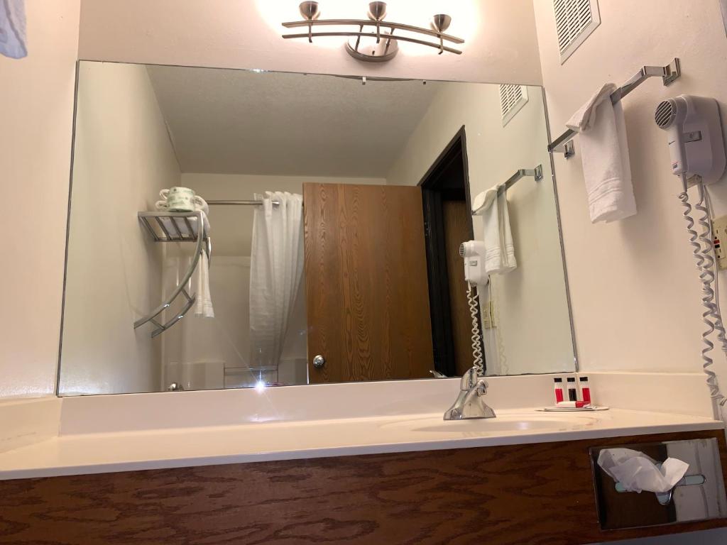 Super 8 by Wyndham Germantown/Milwaukee - Business Queen Room - Non-Smoking