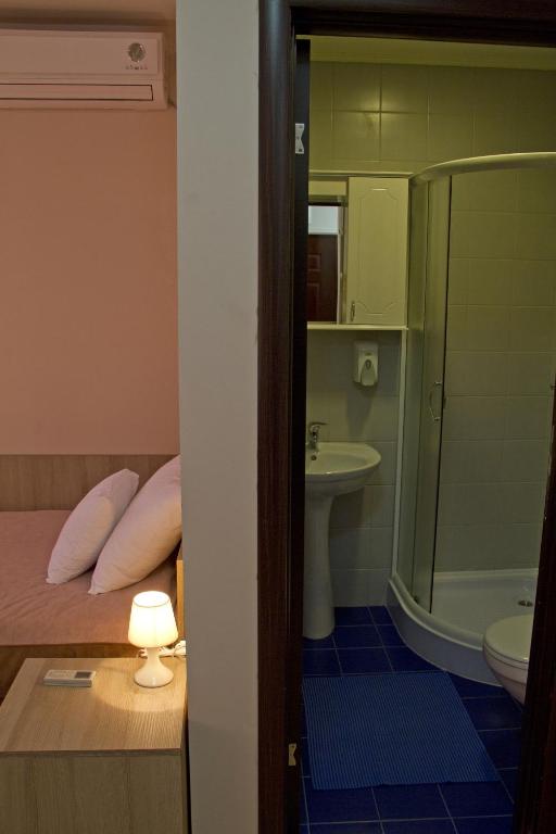 Koupelna v ubytování Garni Hotel Tri O