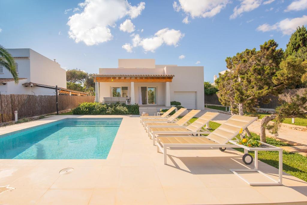 Villa con piscina y tumbonas en Villa Menorca 16, en Cala d´Or