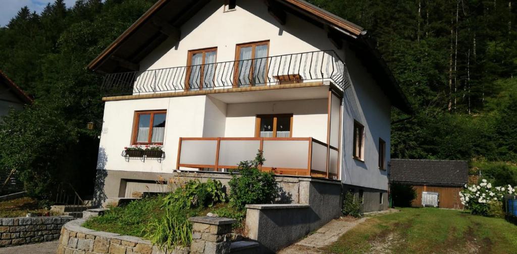 una casa con un balcón en el lateral. en Haus Mariechen, en Hollenstein an der Ybbs