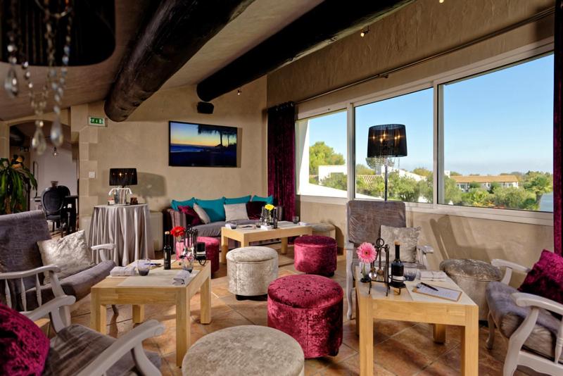 TV a/nebo společenská místnost v ubytování Hôtel L' Estelle en Camargue