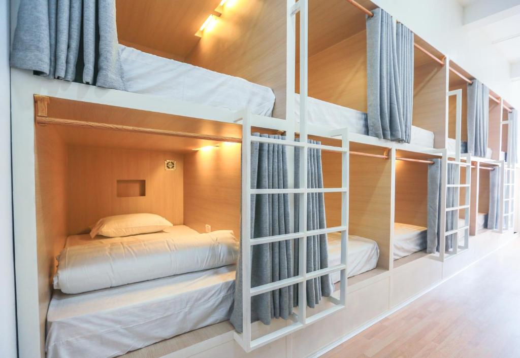 Petit Espace Boutique Hostel tesisinde bir ranza yatağı veya ranza yatakları