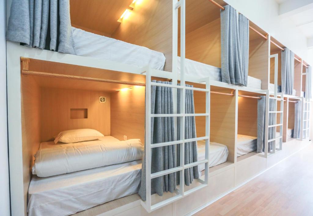 Una habitación con cuatro literas. en Petit Espace Boutique Hostel, en Vientiane