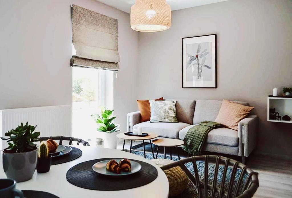 una sala de estar con un sofá y una mesa en Vila White Tulip, en Alba Iulia