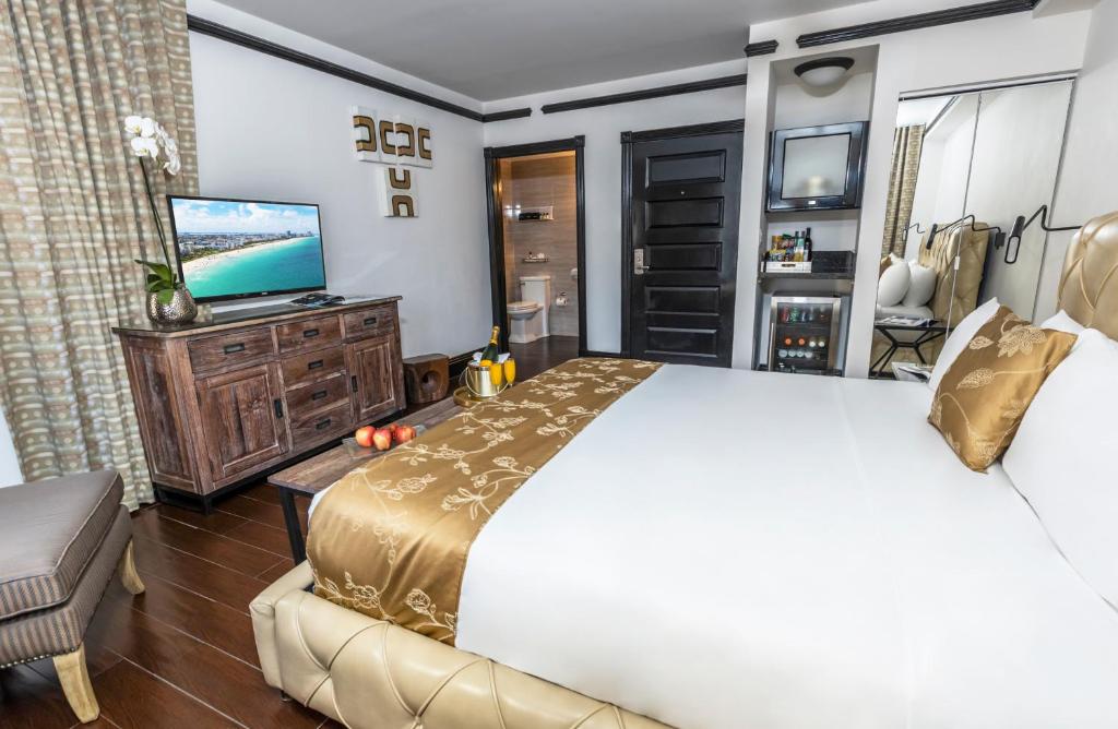 Televiisor ja/või meelelahutuskeskus majutusasutuses Hotel Croydon