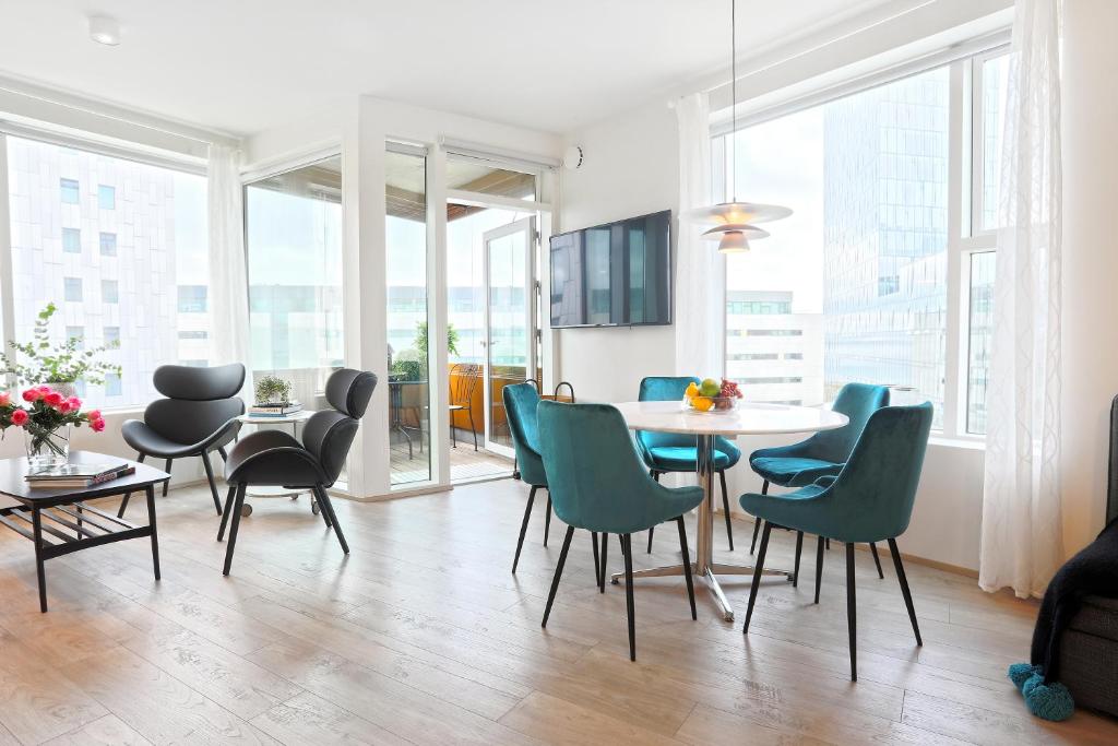 Una sala de estar con mesa de comedor y sillas. en Salka suites, en Reikiavik