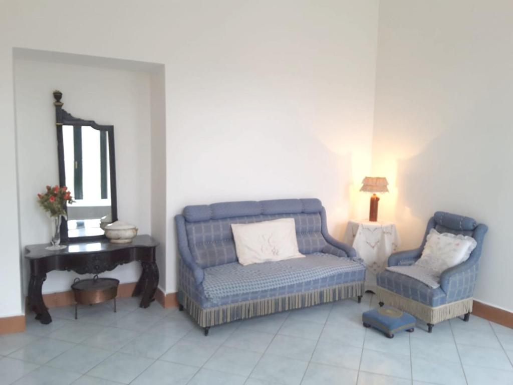 Coin salon dans l'établissement 2 bedrooms appartement with furnished terrace at Marsico Nuovo 6 km away from the slopes