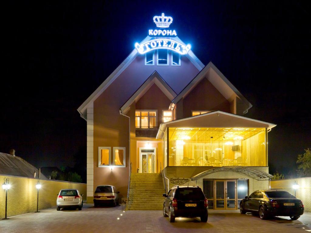 ein Gebäude mit einem Neonschild darüber in der Unterkunft Отель Корона in Dnipro