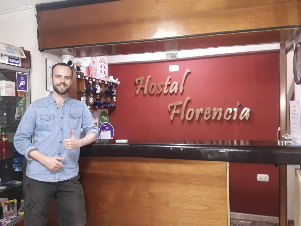 Un uomo in piedi davanti a un bar di Hostal Florencia a Huaraz