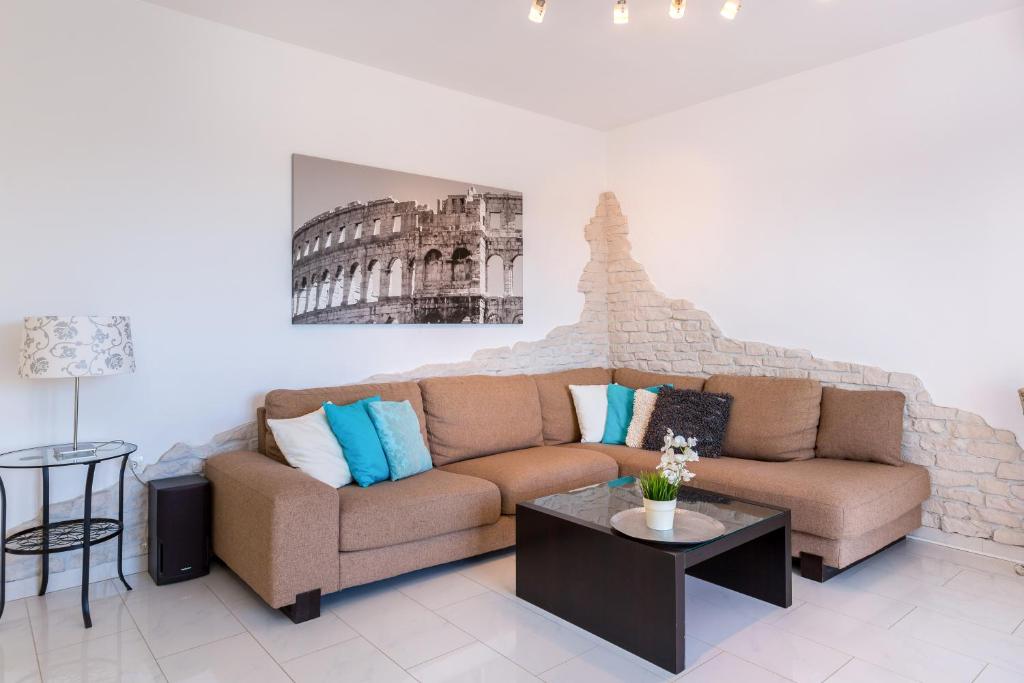 sala de estar con sofá y mesa en AP Bonaca - Istriensonne, en Medulin