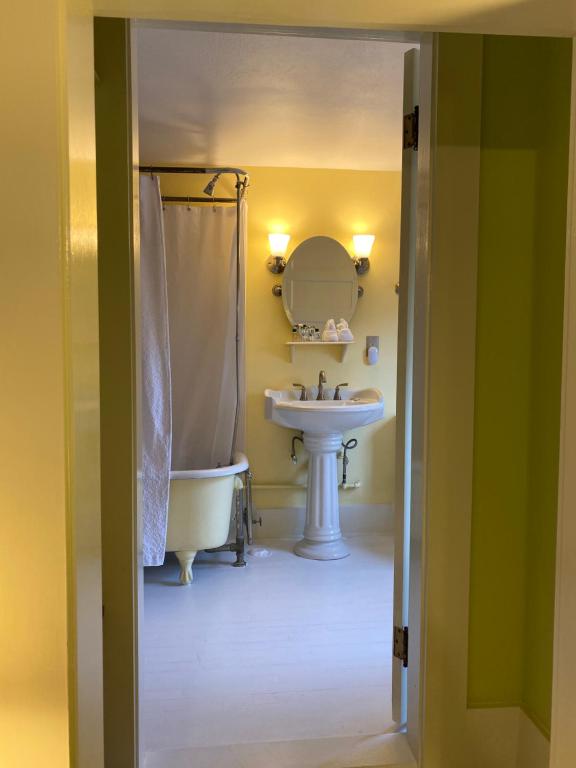 Follansbee Inn - Family Suite