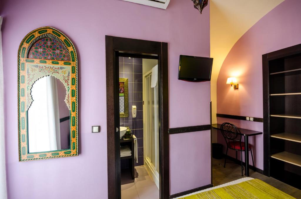 Habitación con espejo y habitación con mesa en La Flor De Al-Andalus, en Mérida