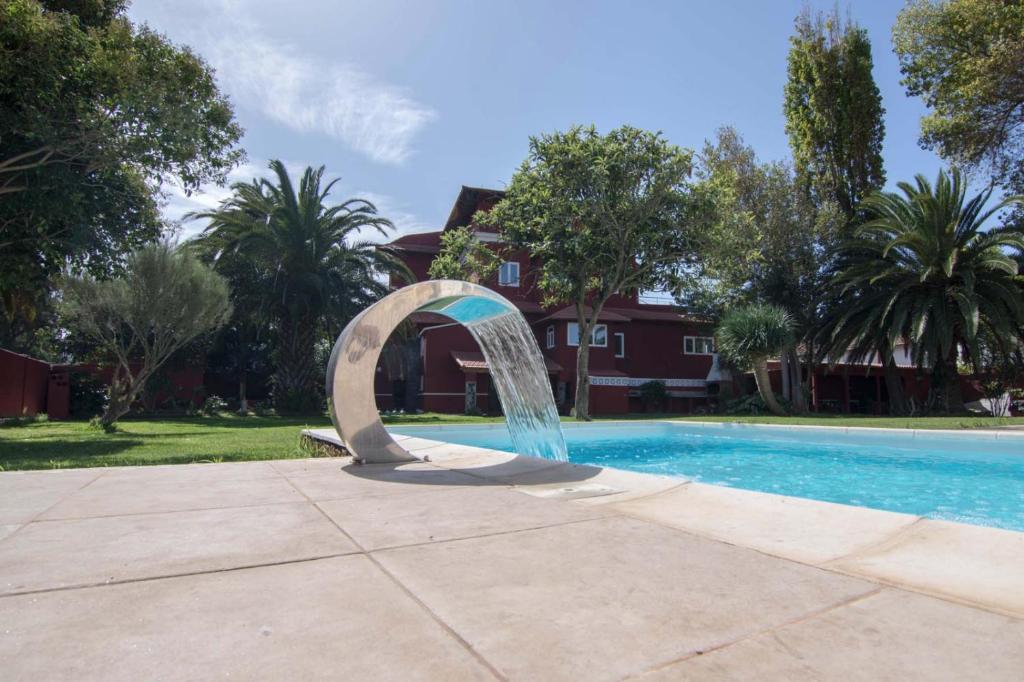 una fuente de agua frente a una piscina en Villa María en La Laguna