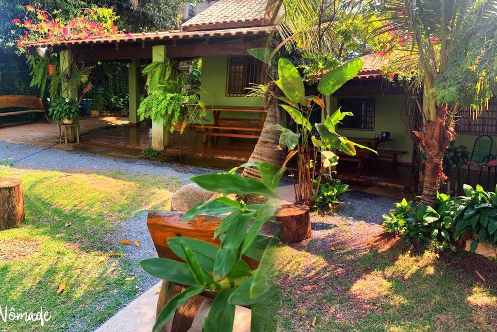 une maison avec un palmier en face dans l'établissement Casa de Temporada em Bonito-MS, à Bonito