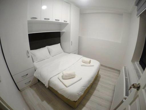 Habitación pequeña con 1 cama con 2 toallas. en Taksim Square Apart Hotel, en Estambul