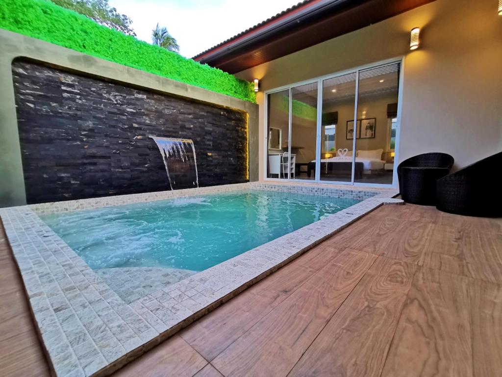 una piscina con cascada en una casa en The Apex private pool villa Krabi en Krabi