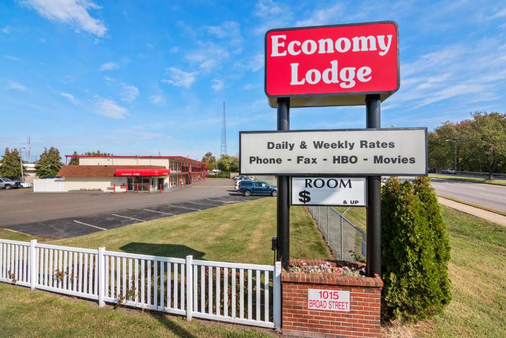 ein Schild für eine Economy Lodge vor einem Geschäft in der Unterkunft Economy Lodge Portsmouth in Portsmouth